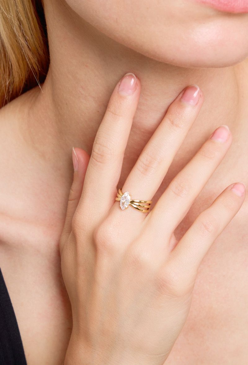 Bague L’Étoilée – Anneau doré avec pierre marquise étincelante