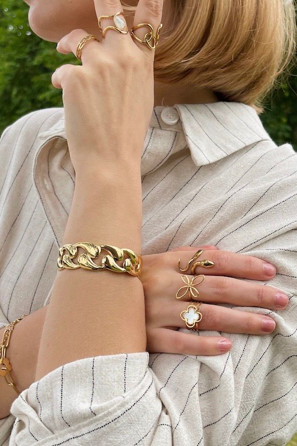 Bracelet Liane – Manchette dorée à maillons sculptés