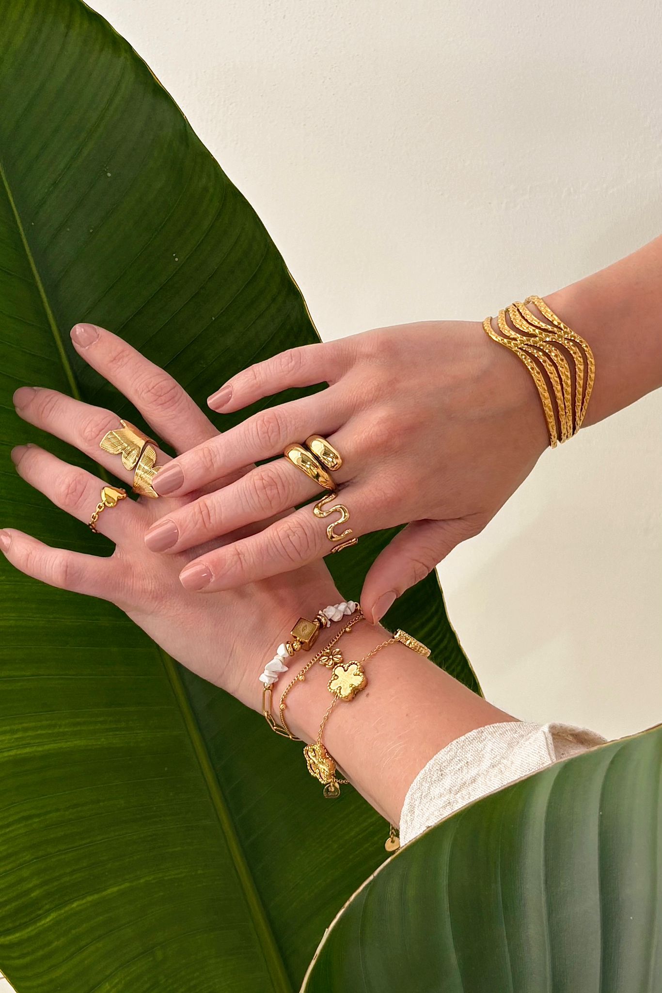 Bracelet Dune – Manchette dorée ondulée et texturée