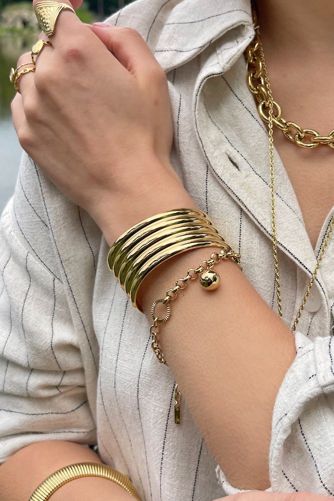 Bracelet Nova – Chaîne dorée à pendentif sphérique