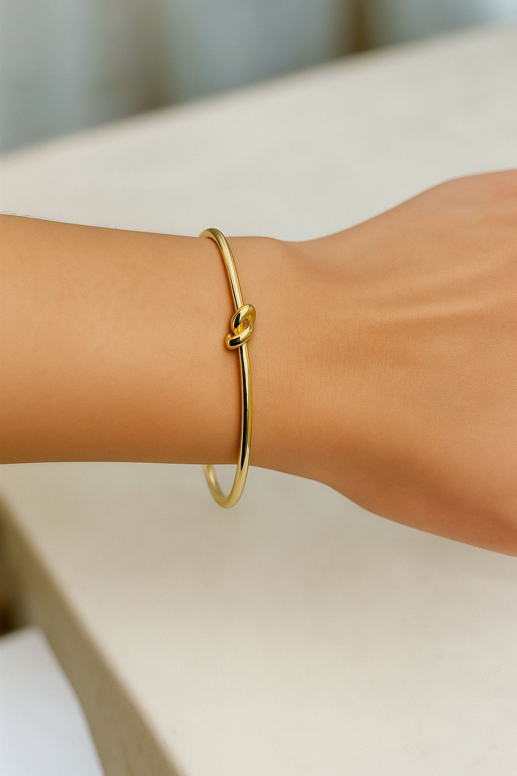 Bracelet Lina – Jonc doré à nœud minimaliste