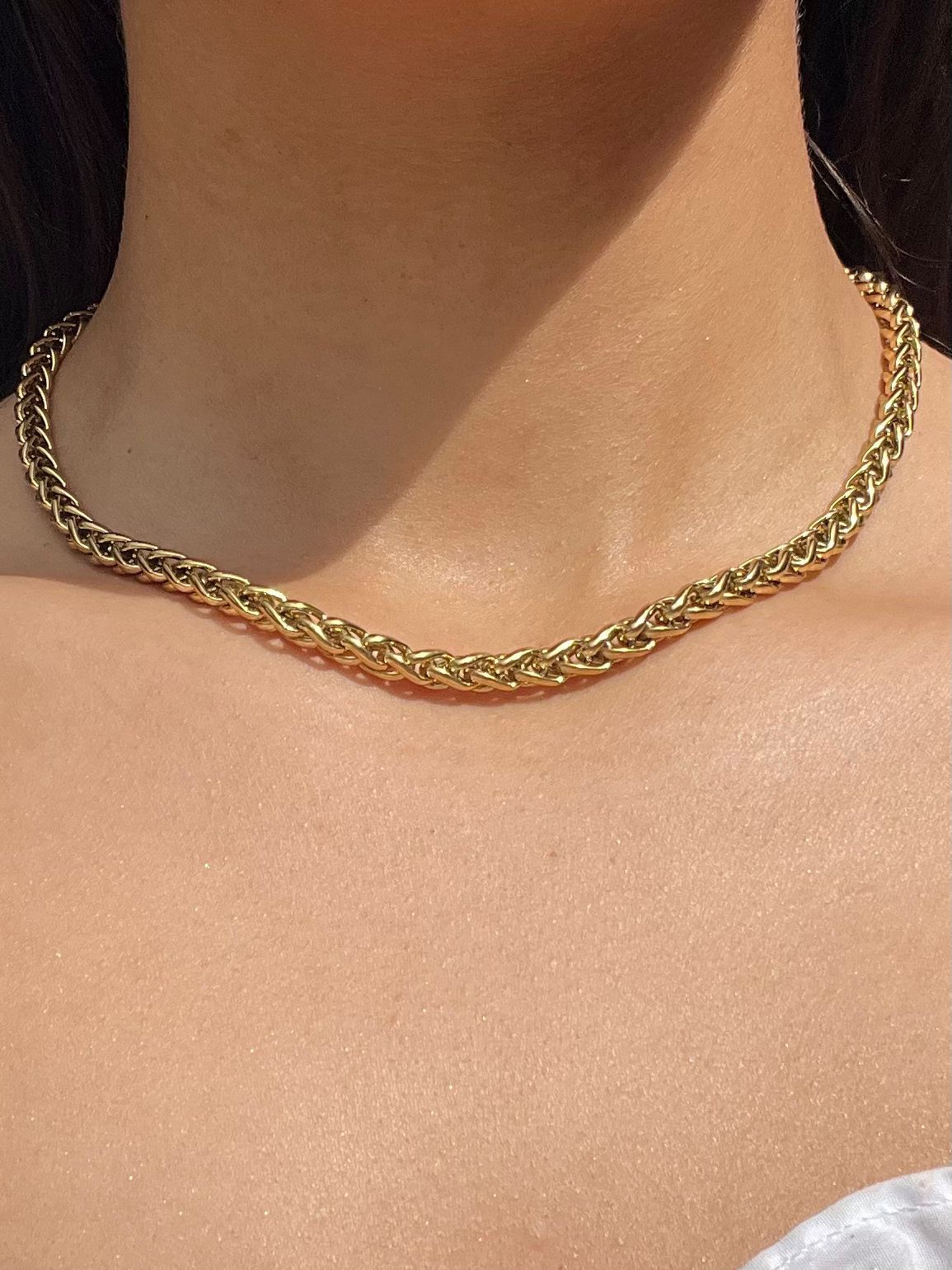 Collier Kaïa – Chaîne tressée dorée élégante