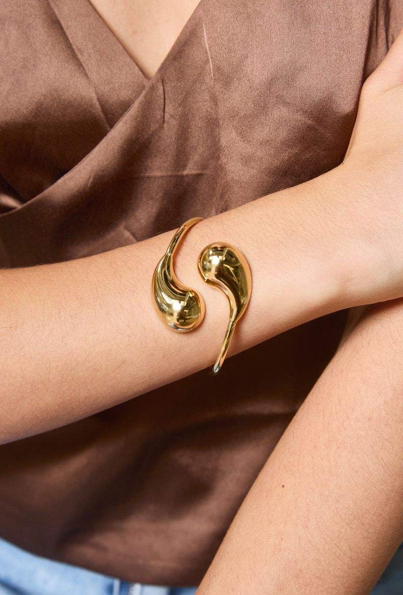 Bracelet Nayra – Jonc ouvert doré au design organique