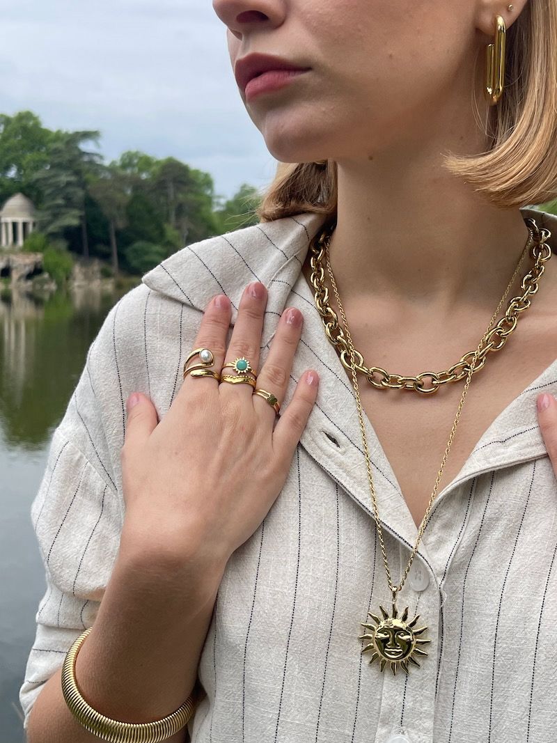 Collier Soléa – Pendentif soleil doré sur chaîne torsadée
