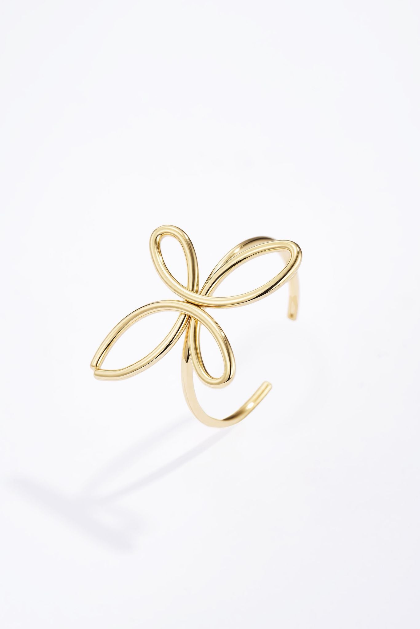Bague Camélia – motif floral en arabesques dorées