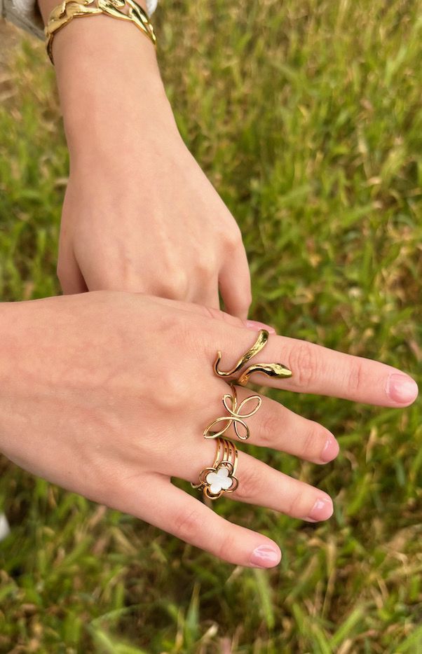 Bague Camélia – motif floral en arabesques dorées
