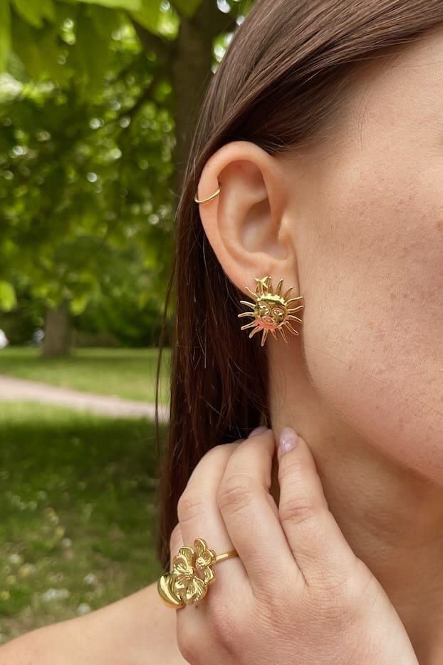 Boucles d’oreilles dorées Fauste – Soleil sculpté en acier inoxydable
