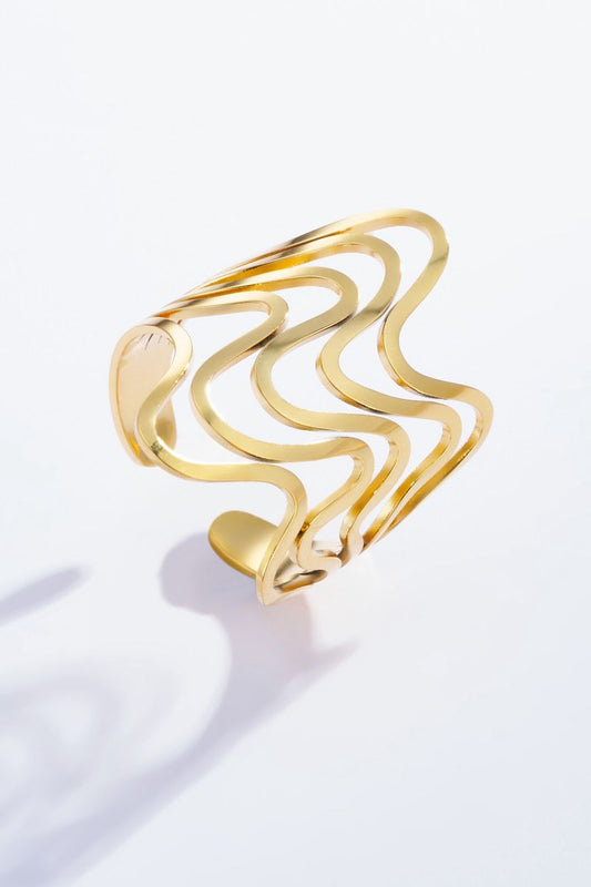 Bague Amwaj – Design ondulé chic en acier inoxydable doré