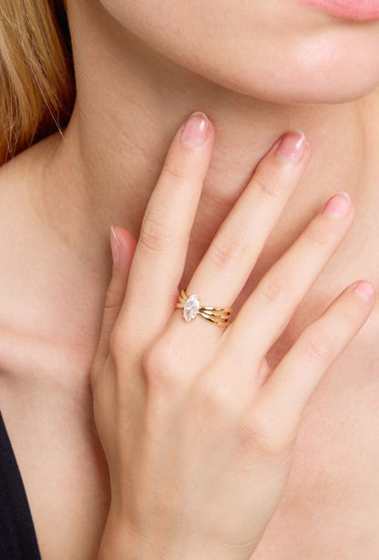 Bague L’Étoilée – Anneau doré avec pierre marquise étincelante