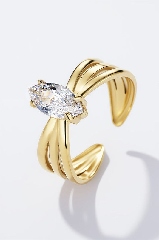 Bague L’Étoilée – Anneau doré avec pierre marquise étincelante