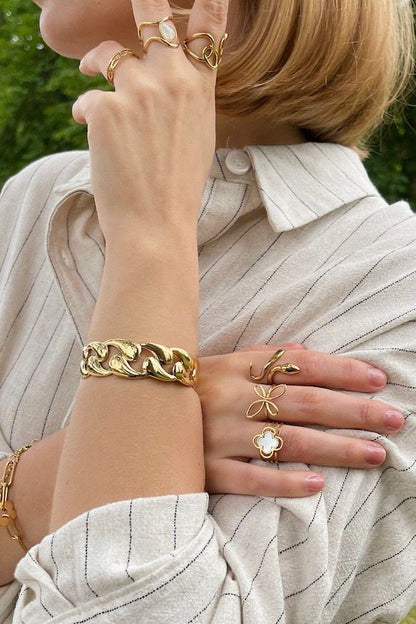 Bracelet Liane – Manchette dorée à maillons sculptés