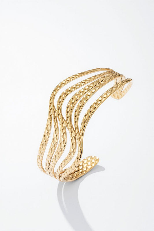 Bracelet Dune – Manchette dorée ondulée et texturée
