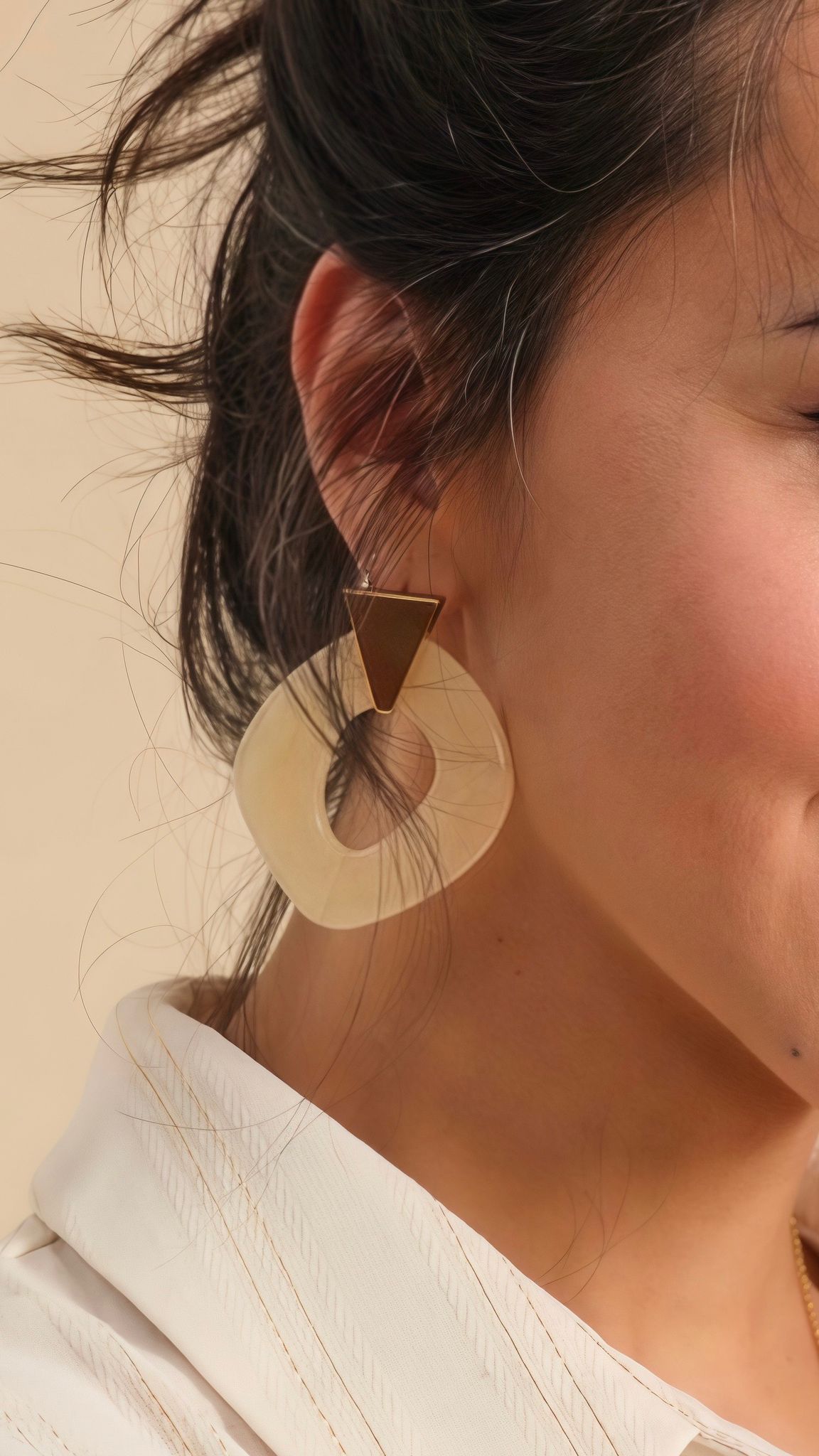 Boucles Ayla – Créoles ovales crème & triangle doré