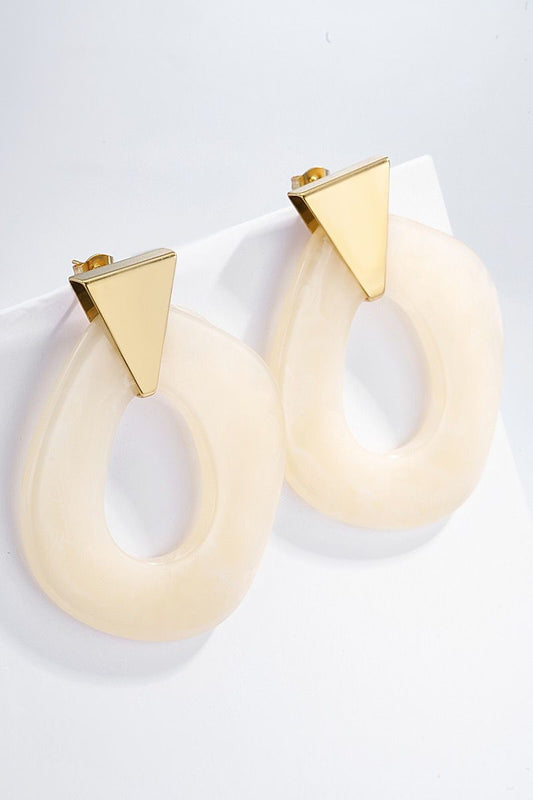Boucles Ayla – Créoles ovales crème & triangle doré
