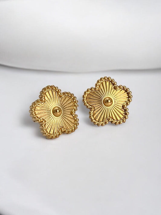 Boucles d’Oreilles Dorées Fleur Sculptée – Ismène